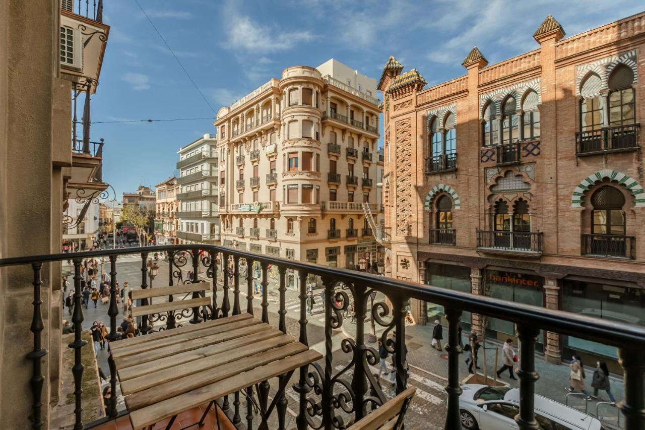 La Campana, con un balcón que te enamorará del ambiente de Sevilla Exterior foto