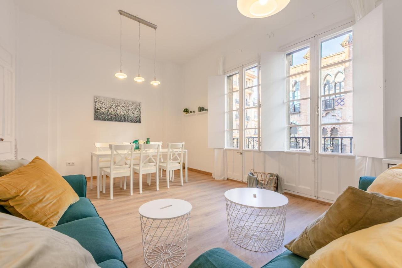 La Campana, con un balcón que te enamorará del ambiente de Sevilla Exterior foto