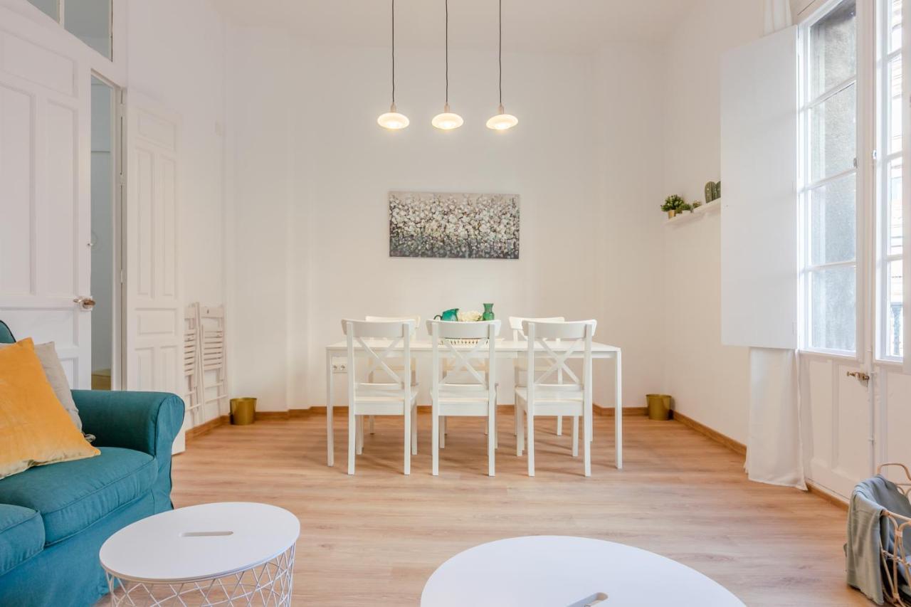 La Campana, con un balcón que te enamorará del ambiente de Sevilla Exterior foto