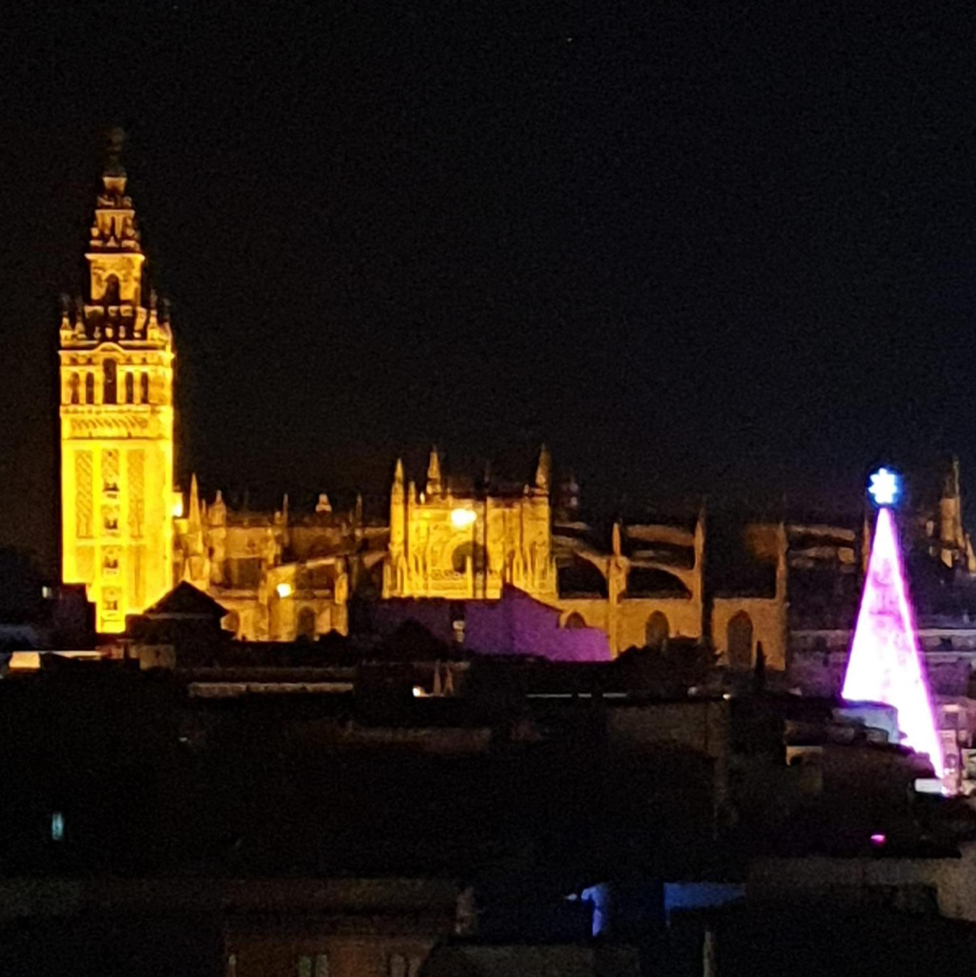 La Campana, con un balcón que te enamorará del ambiente de Sevilla Exterior foto